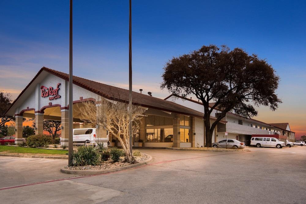 Red Roof Inn & Suites Irving – DFW Airport South photo 23