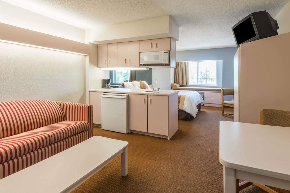 Microtel Inn & Suites by Wyndham Kansas City Airport photo 13