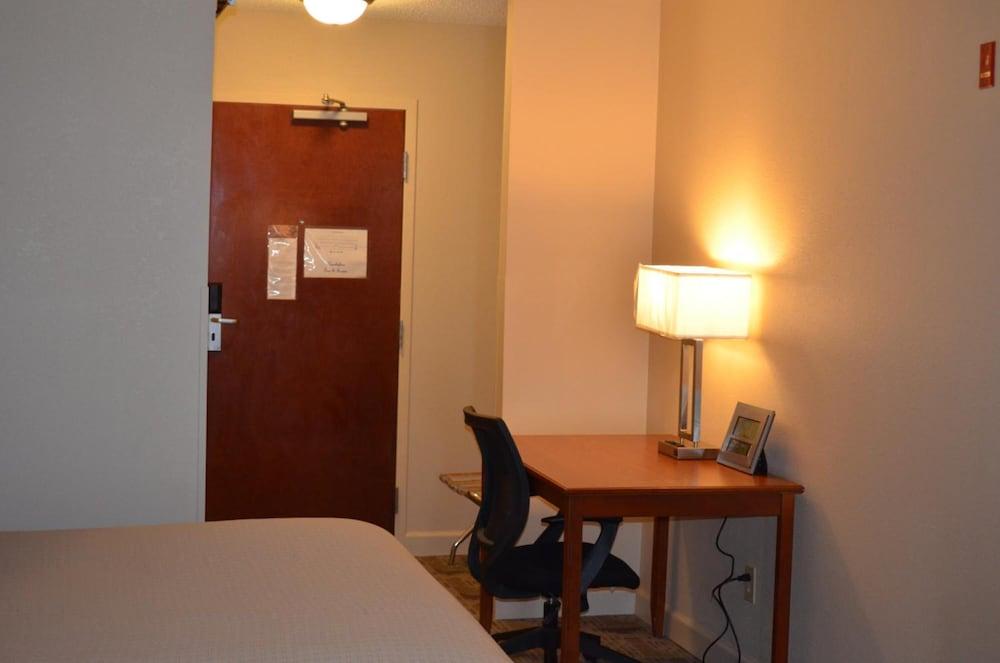 Brookshire Inn & Suites photo 8