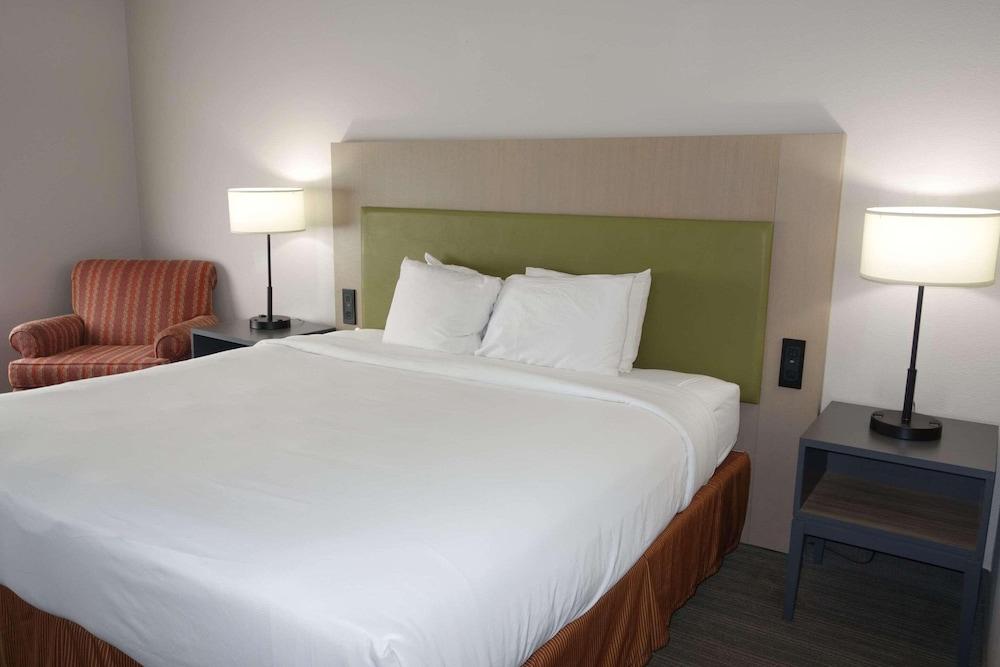 Country Inn & Suites by Radisson, Round Rock, TX photo 11