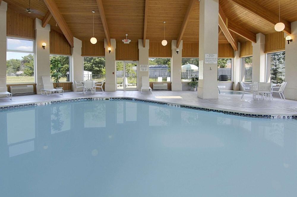 Baymont by Wyndham Dowagiac photo 6