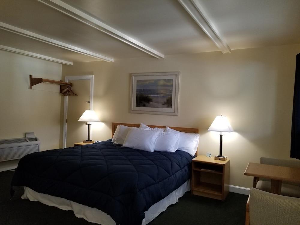 Captain's Quarters Motel photo 41