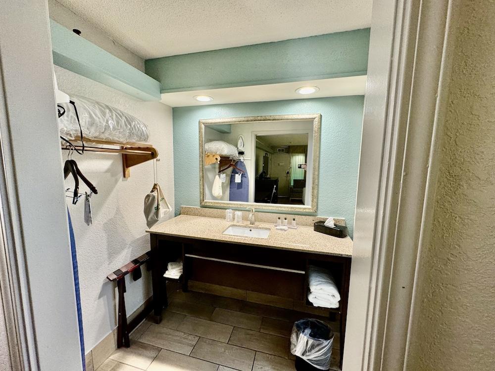 Wyndham Garden Ann Arbor photo 71