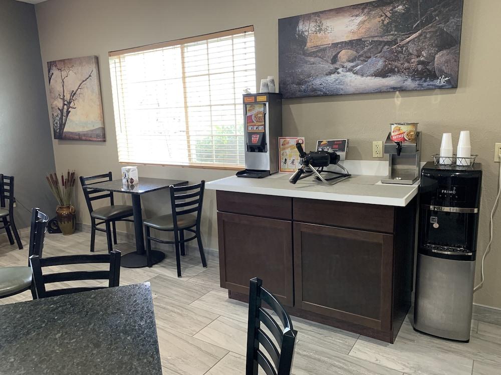 Quality Inn & Suites Hendersonville - Flat Rock photo 9