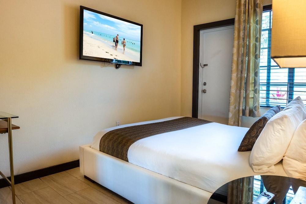 Tradewinds Apartment Hotel photo 32