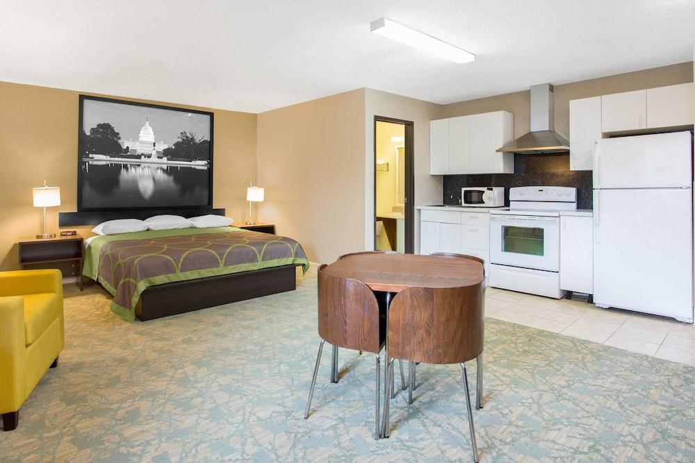 Super 8 by Wyndham Waldorf photo 3