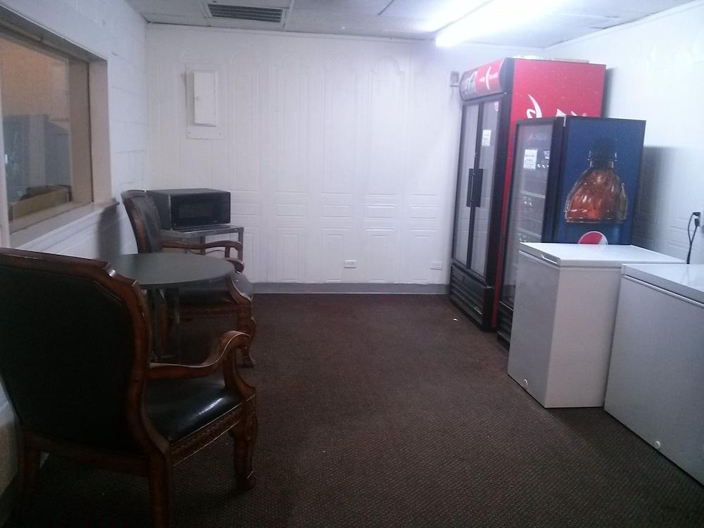 Val U Stay Inn and Suites photo 17