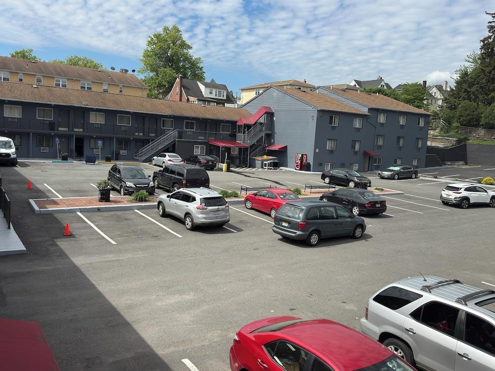 Belleville Motor Lodge photo 12