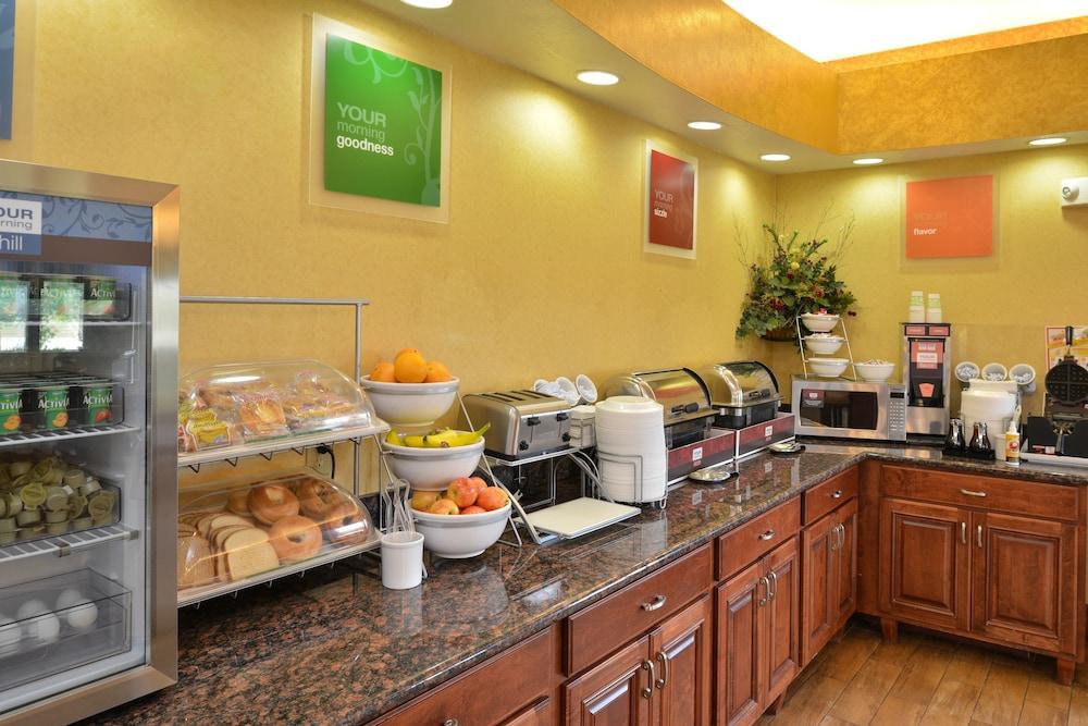 Comfort Suites Salina South photo 75