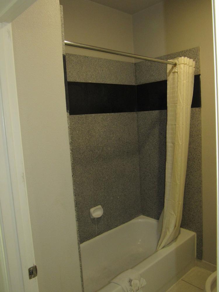 Camelot Inn & Suites Highway 290 NW Freeway photo 22