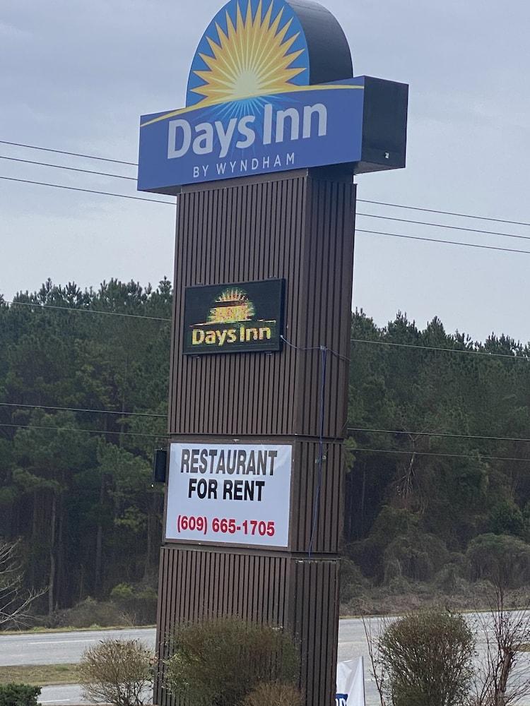 Days Inn by Wyndham Ozark photo 8