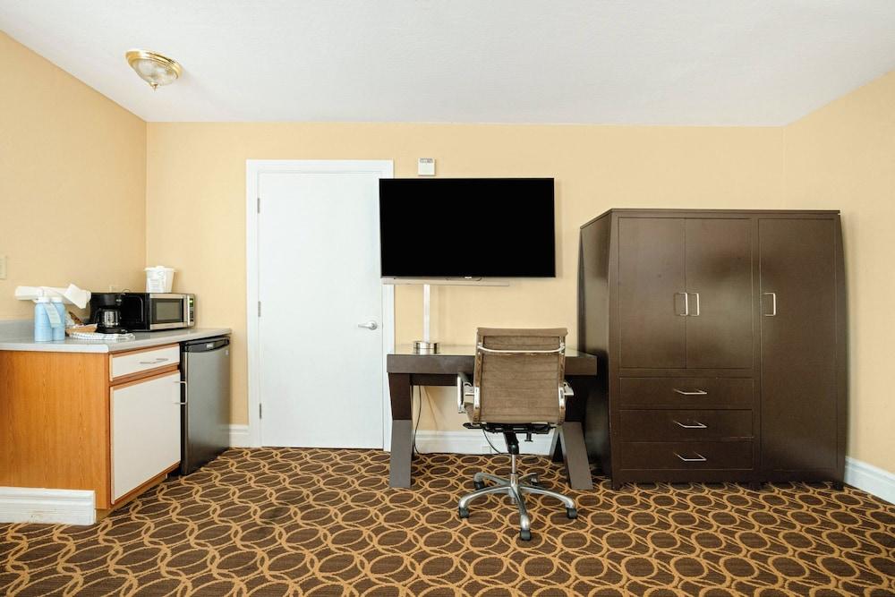 Marin Suites Hotel photo 100
