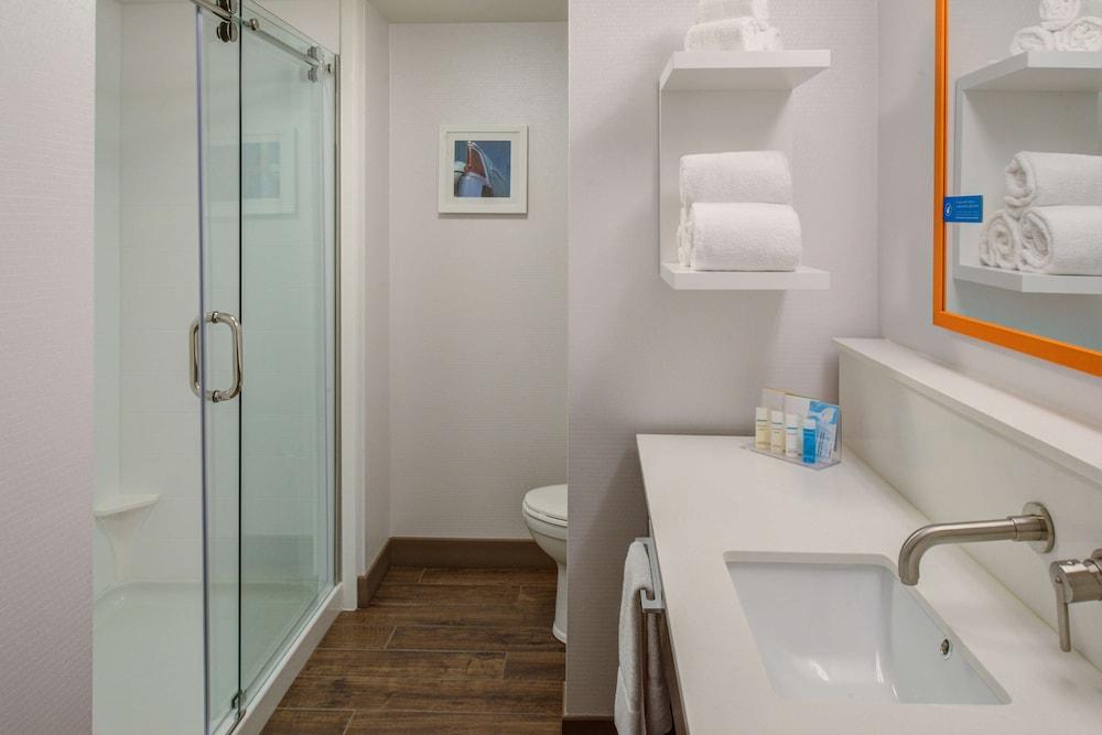Hampton Inn & Suites Wixom photo 35