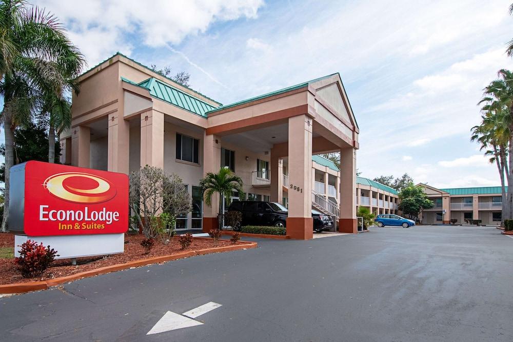 Econo Lodge Inn & Suites Clearwater Central photo 1