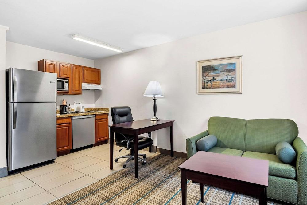 MainStay Suites Addison-Dallas photo 16