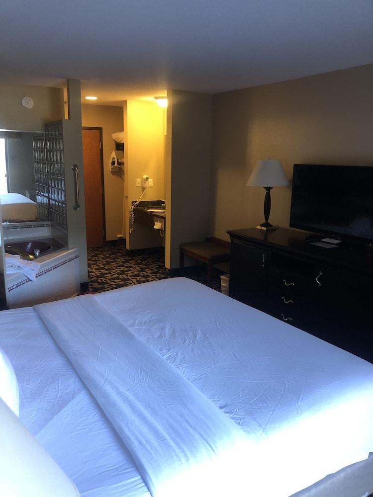 Express Suites Riverport Inn & Suites photo 50