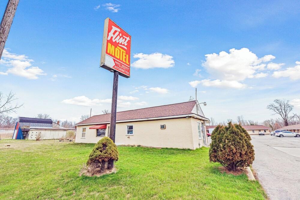 Flint Motel by OYO MI Near I-475 photo 35
