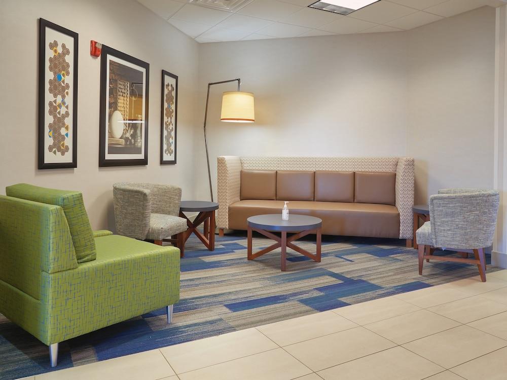 Holiday Inn Express & Suites Akron Regional Airport Area by IHG photo 59