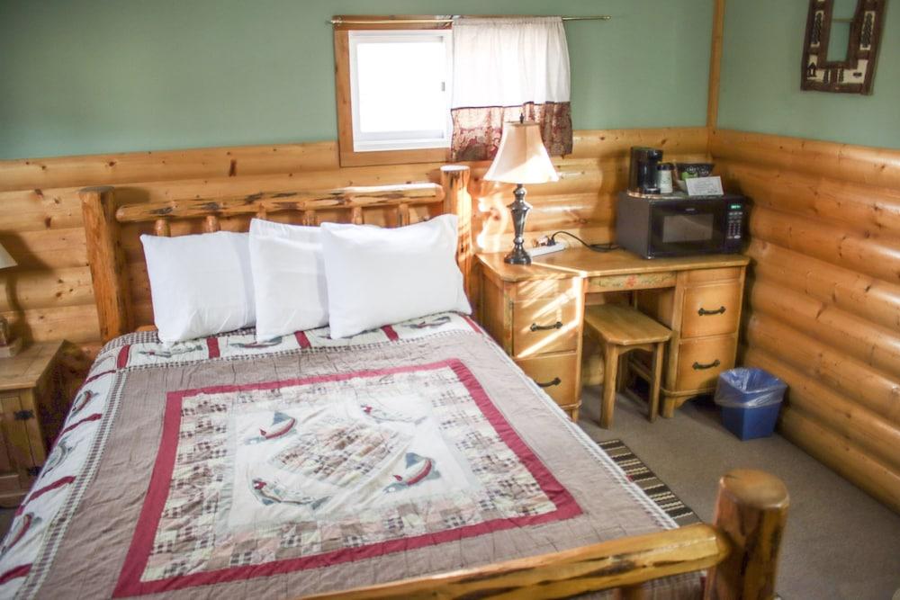 Twin Pines Lodge & Cabins photo 22