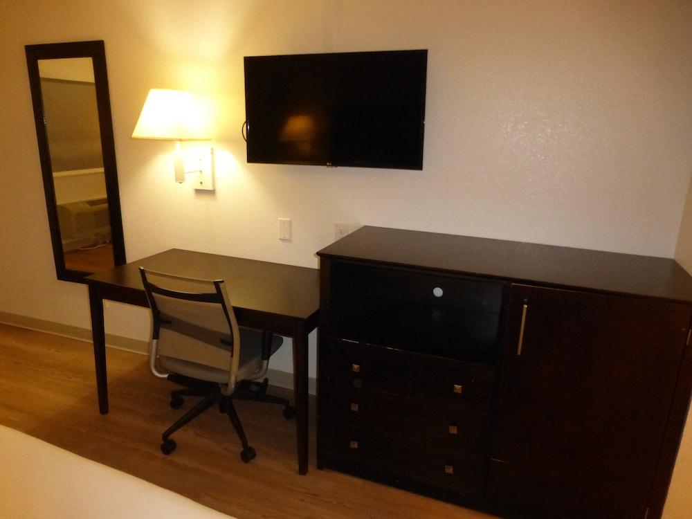 Red Roof Inn Houston – Jersey Village photo 9