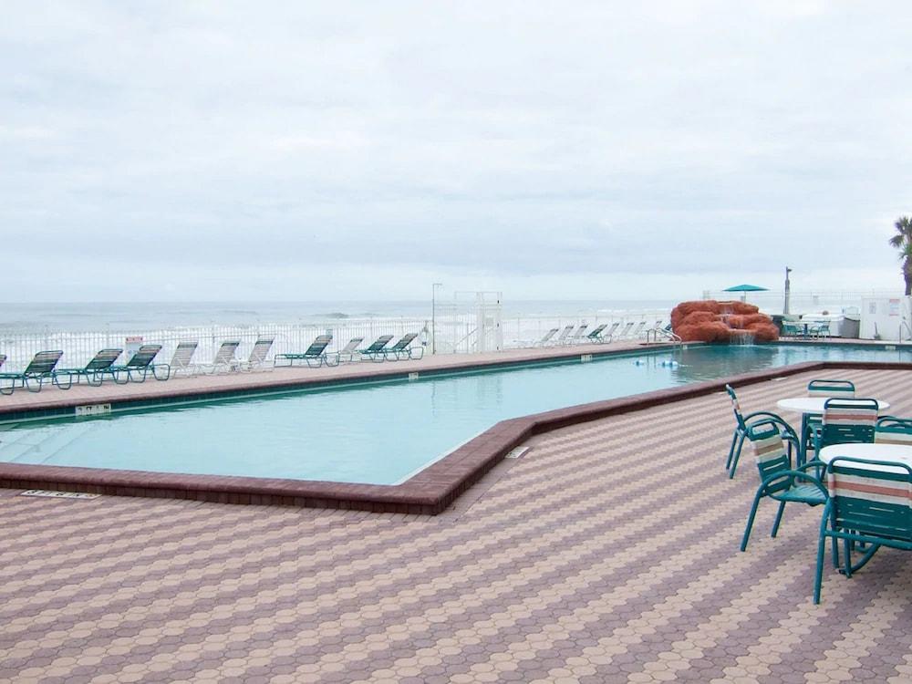 Harbour Beach Oceanfront Resort photo 4