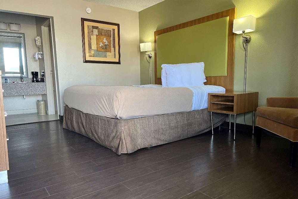 Baymont by Wyndham Odessa University Area photo 11