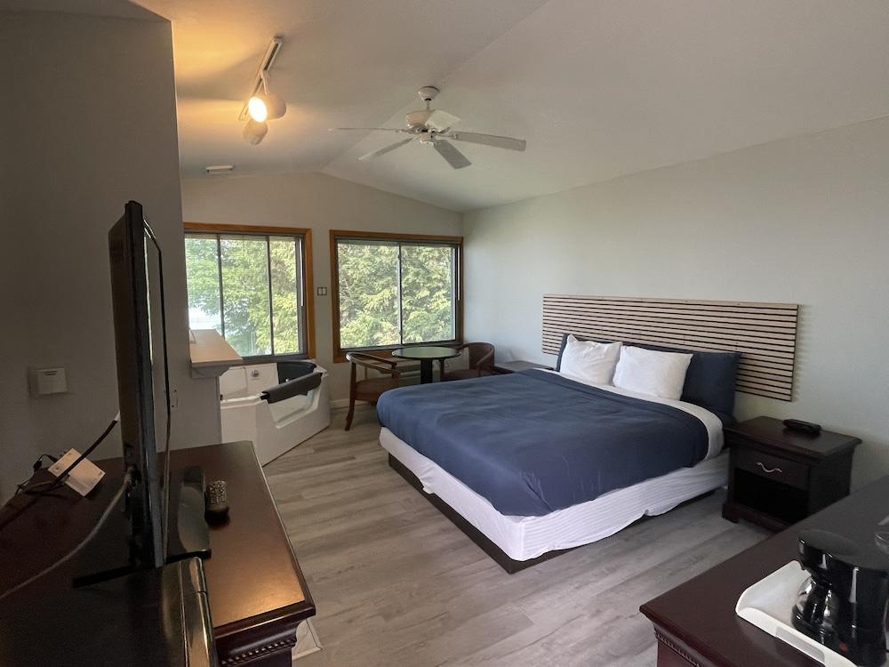 Lake Bluff Inn and Suites photo 65