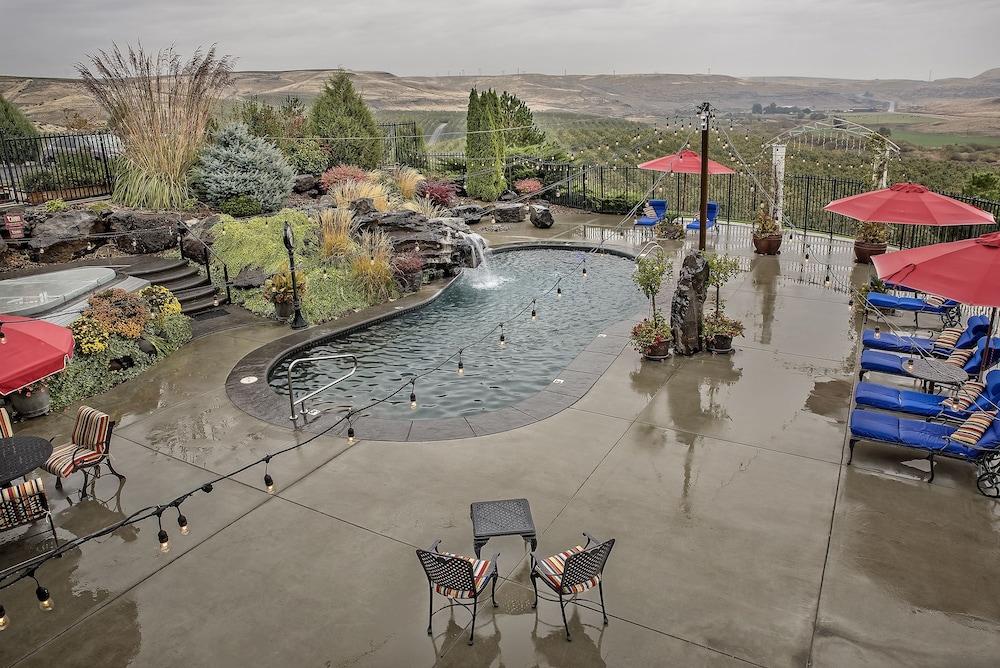 Cameo Heights Mansion photo 92
