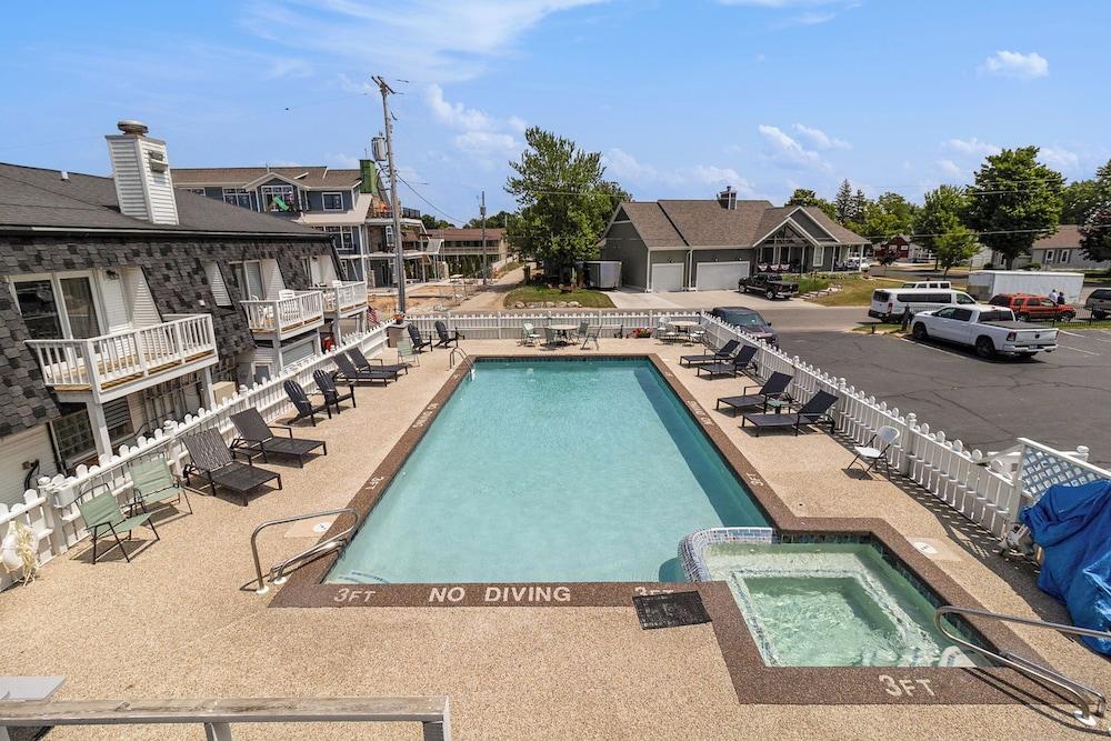 Snyder's Shoreline Inn photo 49