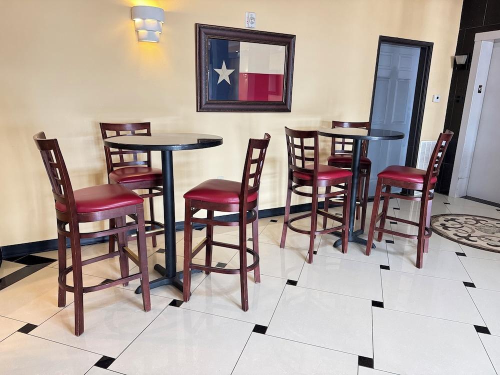 Robinson Inn and Suites photo 3