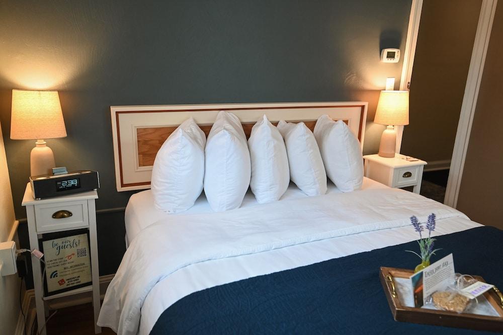 The Lakehouse Inn photo 3