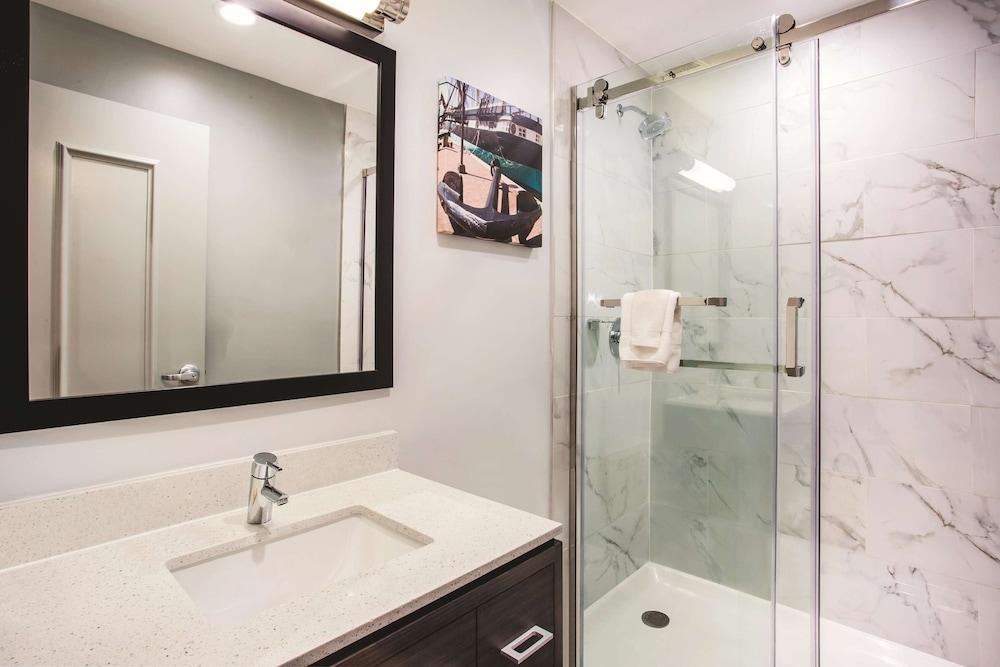 La Quinta Inn & Suites by Wyndham Baltimore Downtown photo 5