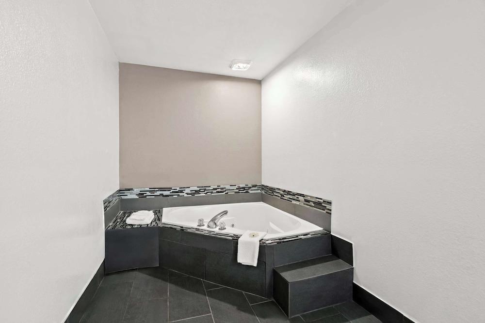 Quality Inn & Suites Biloxi - Ocean Springs photo 18