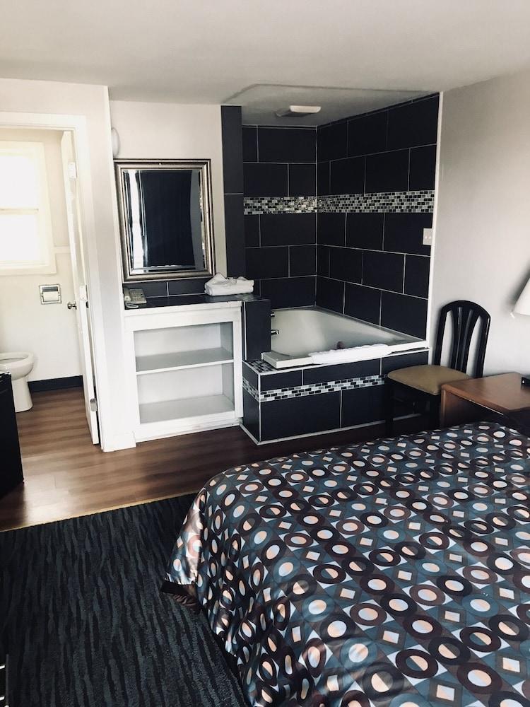 Kings Row Inn photo 8