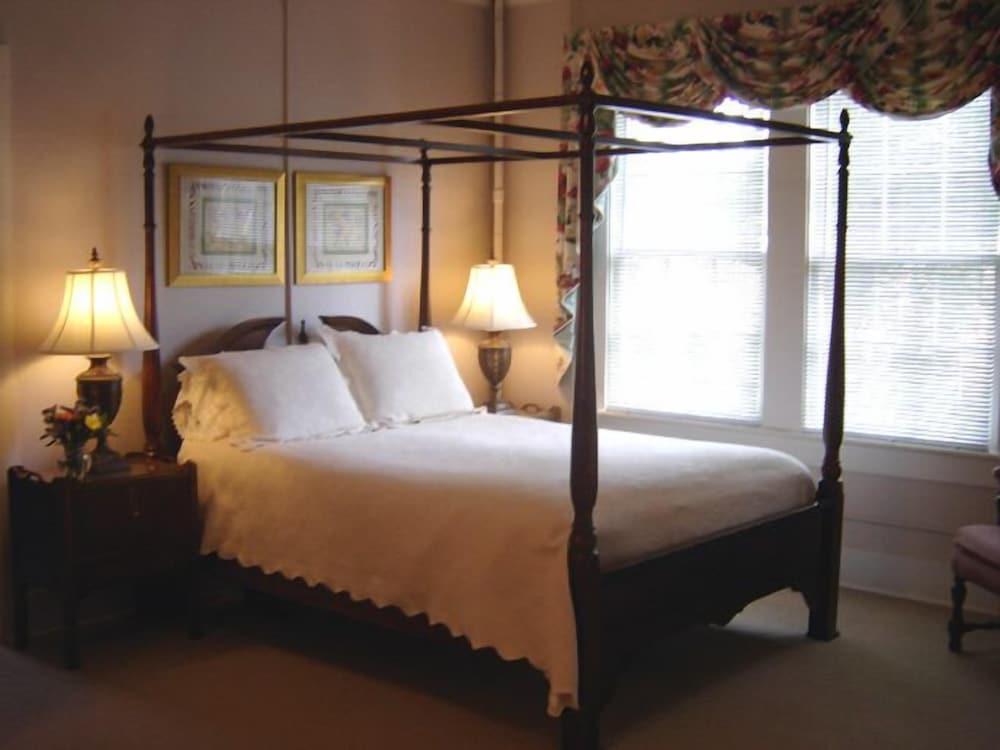 Carriage House Inn photo 14