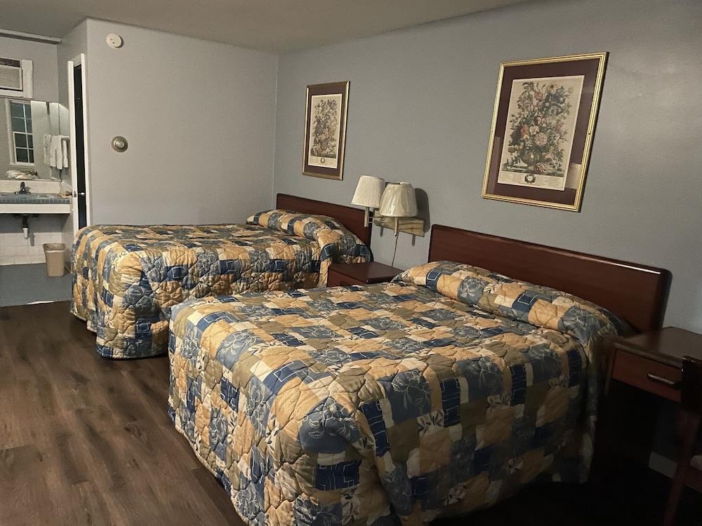 Budget Host Three Crowns Motor Lodge photo 7