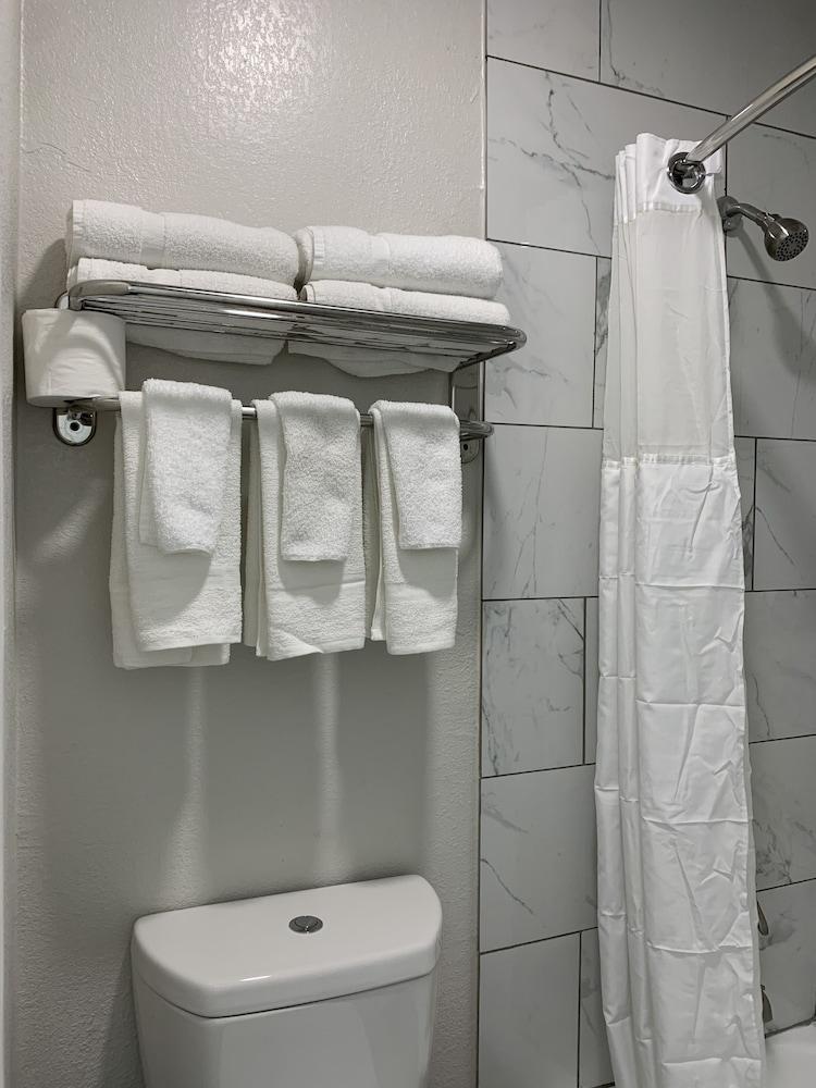 Days Inn by Wyndham Sulphur Springs photo 36
