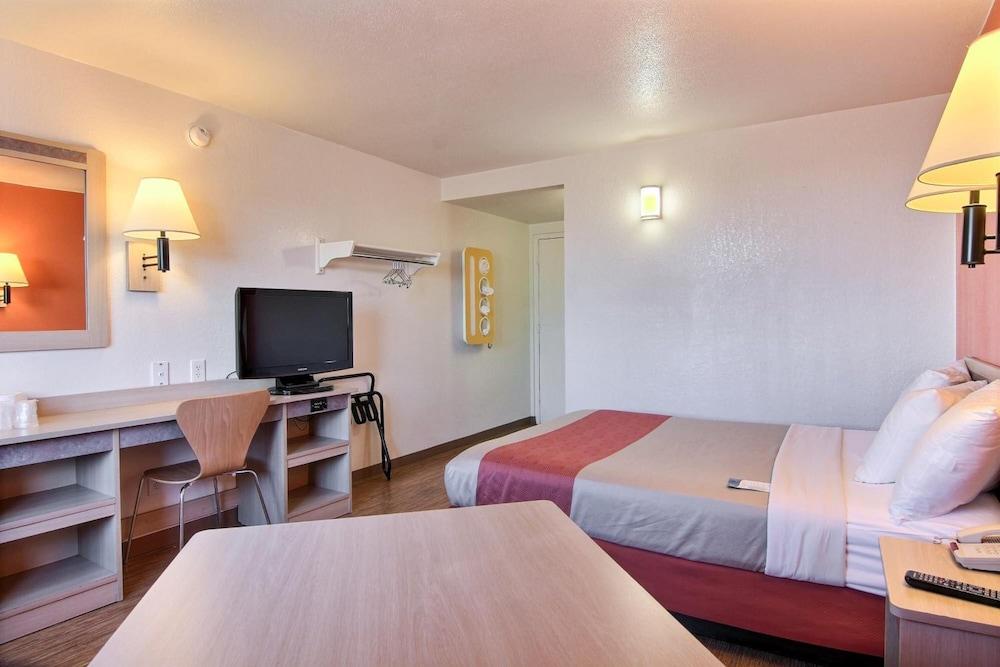 Park Inn by Radisson, Fargo West Acres photo 35