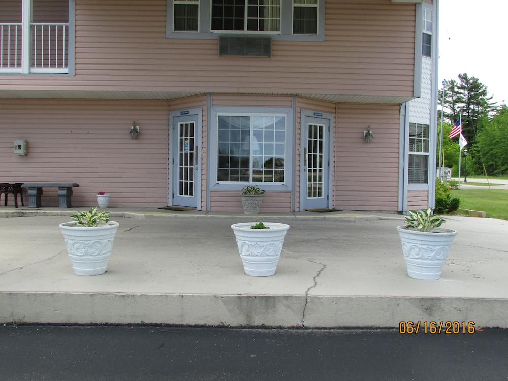 Great Lakes Inn photo 17
