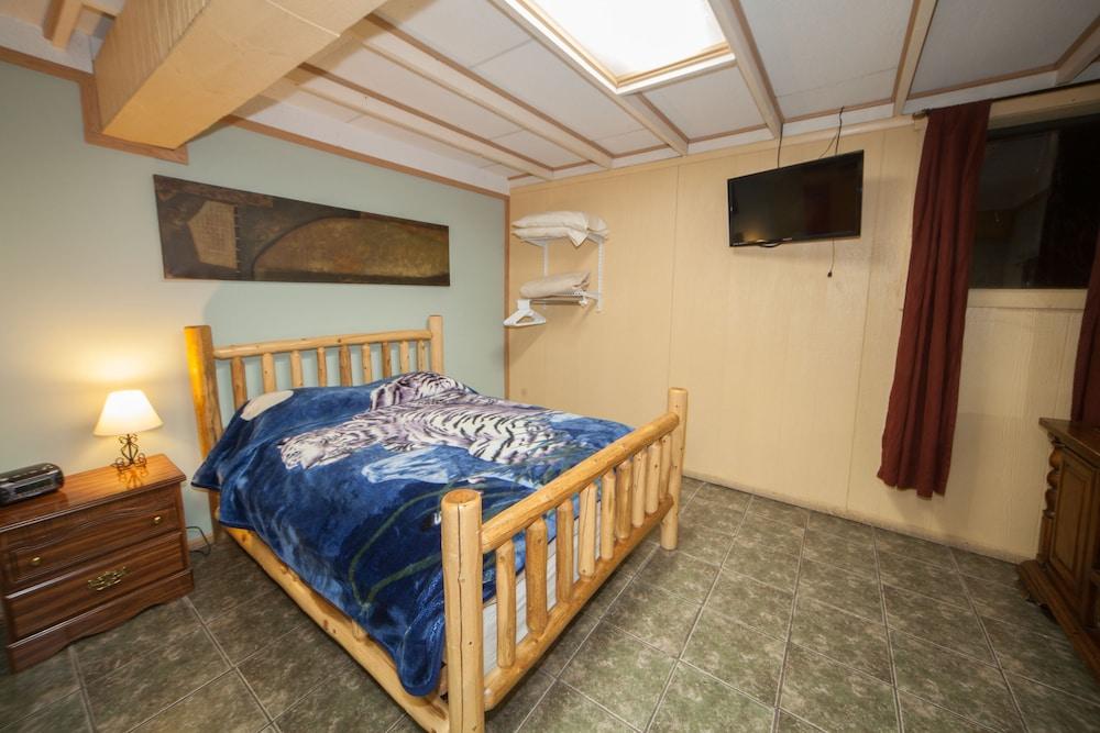 Log Cabin Lodge & Suites photo 12