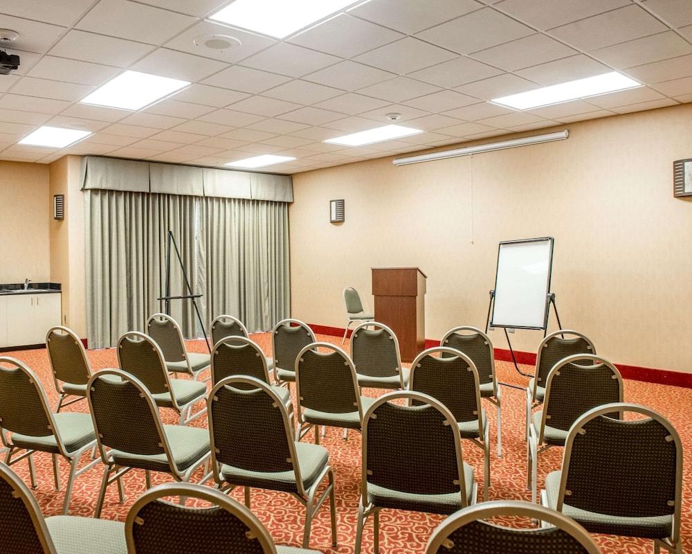 Comfort Suites photo 30