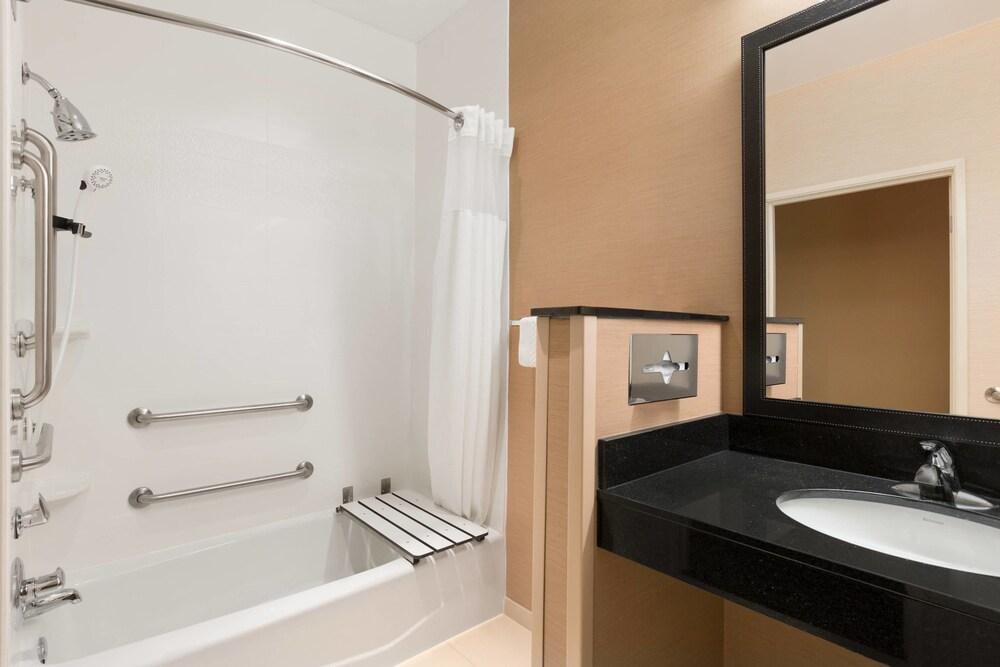 Comfort Inn & Suites Houston North - Spring photo 12