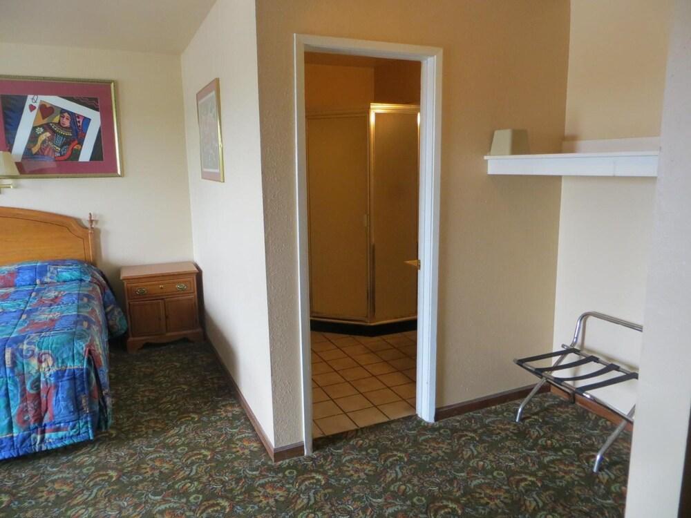 Travelers Inn photo 23