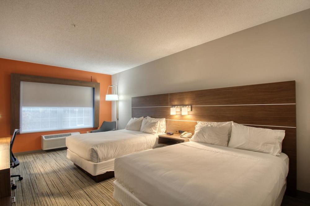 Holiday Inn Express Hotel & Suites Oshkosh by IHG photo 70