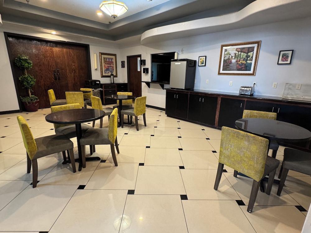 Robinson Inn and Suites photo 8