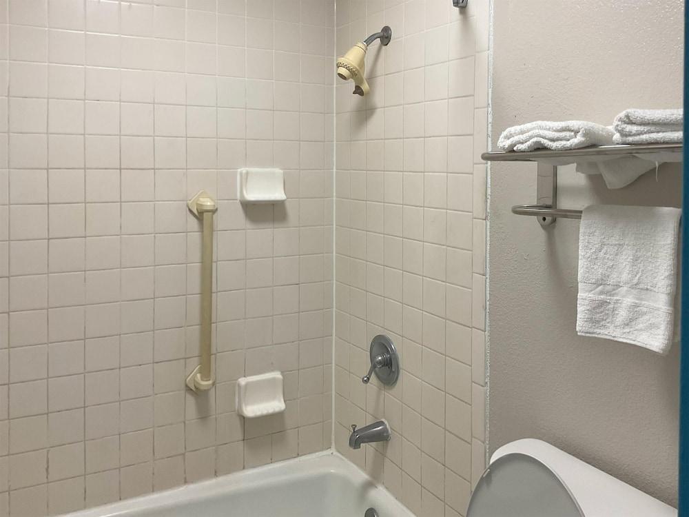 Motel 6 Baton Rouge, LA - East - I-12 photo 24