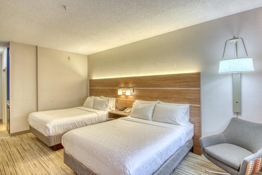 Holiday Inn Express Hotel & Suites Oshkosh by IHG photo 13