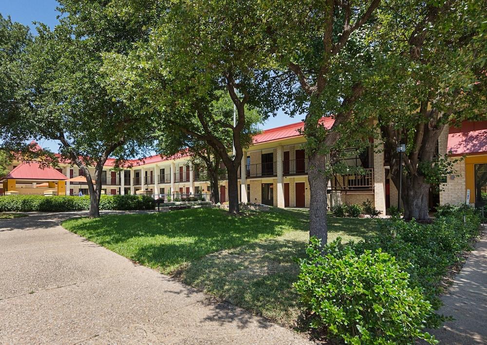 Red Roof Inn PLUS+ Dallas – Addison photo 36