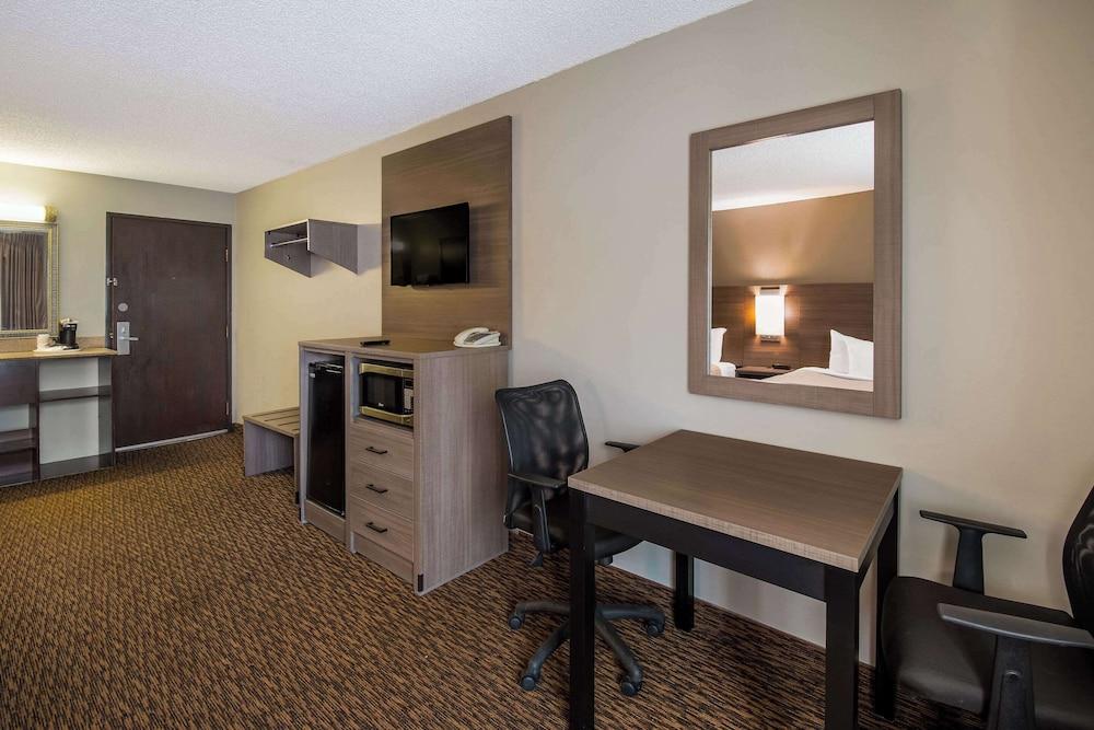 Econo Lodge Duluth near Miller Hill Mall photo 27