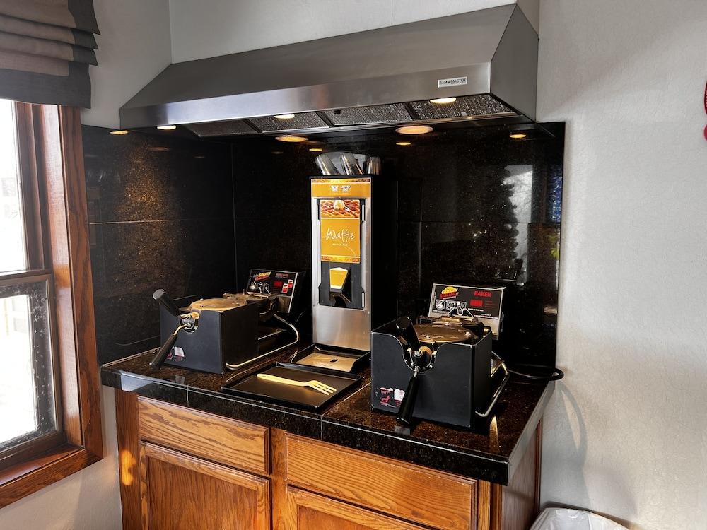 Quality Inn & Suites Detroit Lakes photo 16